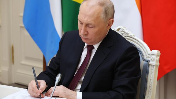 Presidente da Rússia, Vladimir Putin, durante reunião virtual do BRICS sobre o conflito israelo-palestino, em 21 de novembro de 2023 - Sputnik Brasil