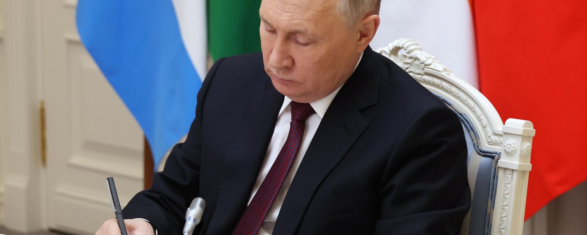 Presidente da Rússia, Vladimir Putin, durante reunião virtual do BRICS sobre o conflito israelo-palestino, em 21 de novembro de 2023 - Sputnik Brasil, 1920, 11.01.2024