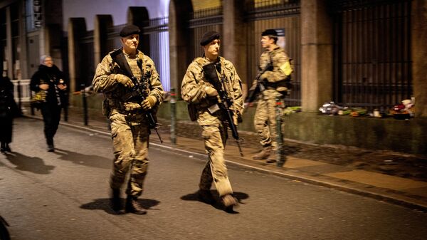 Soldados do Exército dinamarquês passam por sinagoga em Copenhague, em 16 de dezembro de 2023 - Sputnik Brasil