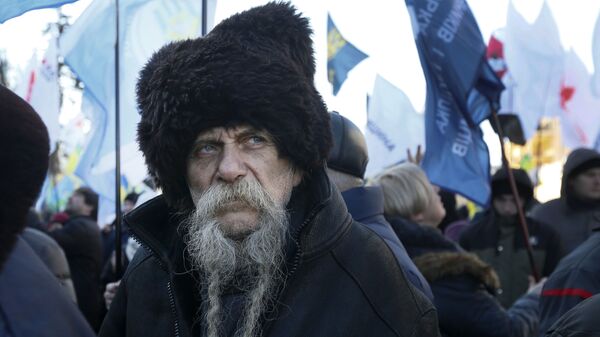 Manifestante em frente ao prédio do Parlamento protesta contra as mudanças nas leis que regem a venda de terras agrícolas, em Kiev. Ucrânia, 6 de fevereiro de 2020 - Sputnik Brasil