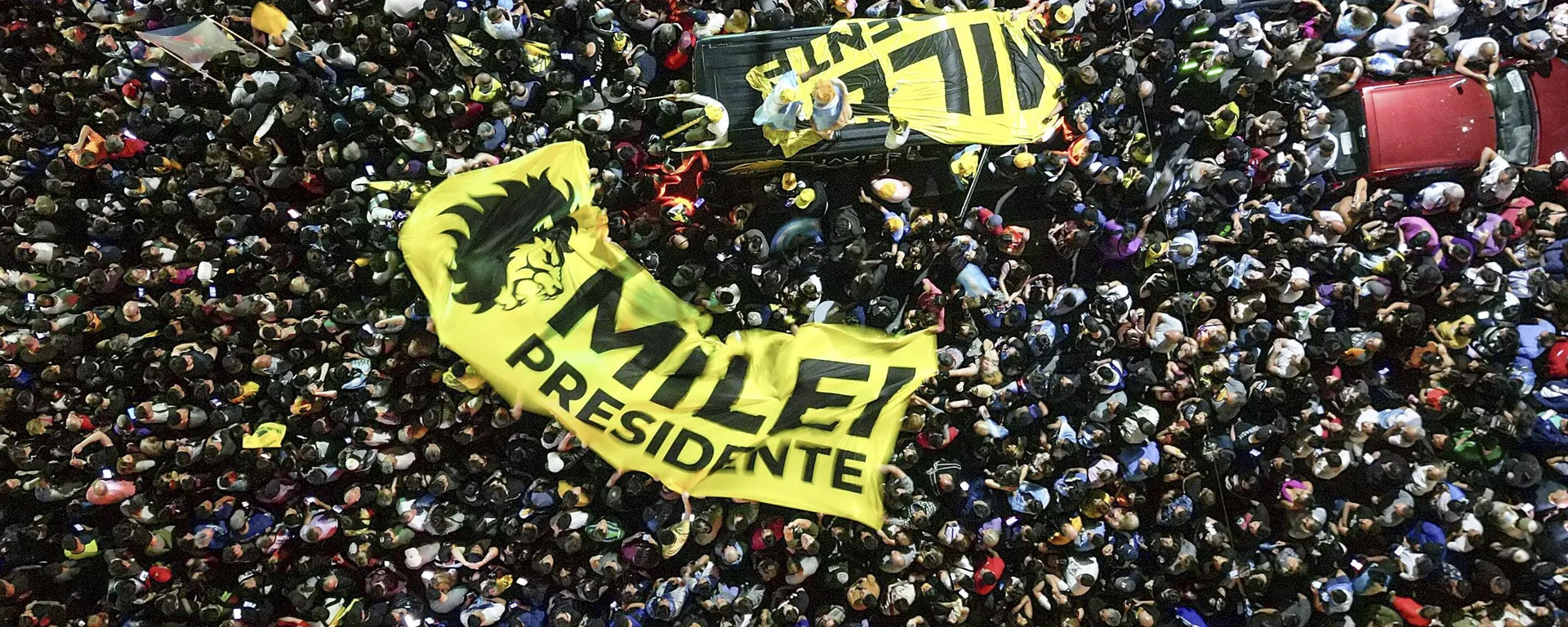 Apoiadores do candidato presidencial Javier Milei se reúnem em frente à sede de sua campanha depois que seu oponente, o ministro da Economia Sergio Massa, admitiu a derrota no segundo turno das eleições presidenciais, em Buenos Aires. Argentina, 19 de novembro de 2023 - Sputnik Brasil, 1920, 19.12.2023