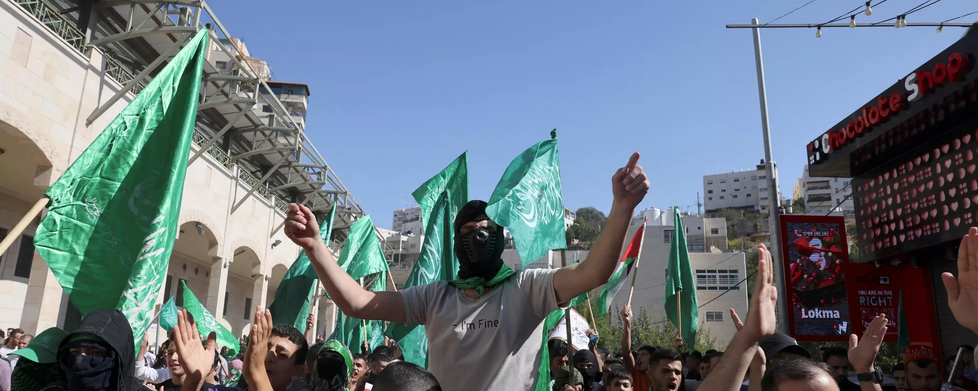 Palestinos erguem a bandeira verde do Hamas durante um protesto de apoiadores dos movimentos Fatah e Hamas enquanto se manifestam em apoio ao povo palestino após as orações do meio-dia de sexta-feira em Hebron, na Cisjordânia ocupada, em 3 de novembro de 2023 - Sputnik Brasil, 1920, 20.12.2023