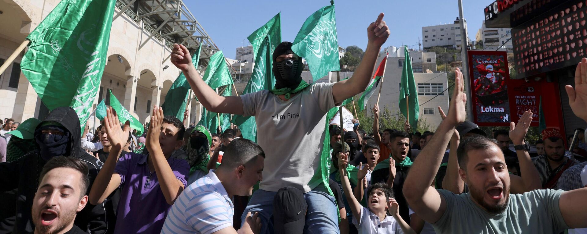 Palestinos erguem a bandeira verde do Hamas durante um protesto de apoiadores dos movimentos Fatah e Hamas enquanto se manifestam em apoio ao povo palestino após as orações do meio-dia de sexta-feira em Hebron, na Cisjordânia ocupada, em 3 de novembro de 2023 - Sputnik Brasil, 1920, 20.12.2023