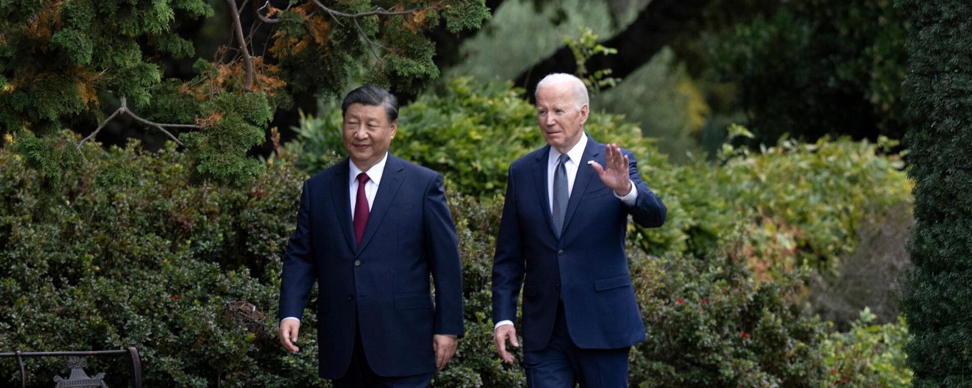 Os presidentes dos EUA, Joe Biden (à direita), e da China, Xi Jinping, após reunião durante a semana dos líderes da Cooperação Econômica Ásia-Pacífico (APEC, na sigla em inglês) em Woodside, Califórnia, em 15 de novembro de 2023 - Sputnik Brasil, 1920, 20.12.2023