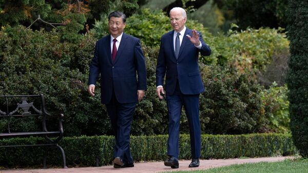Os presidentes dos EUA, Joe Biden (à direita), e da China, Xi Jinping, após reunião durante a semana dos líderes da Cooperação Econômica Ásia-Pacífico (APEC, na sigla em inglês) em Woodside, Califórnia, em 15 de novembro de 2023 - Sputnik Brasil