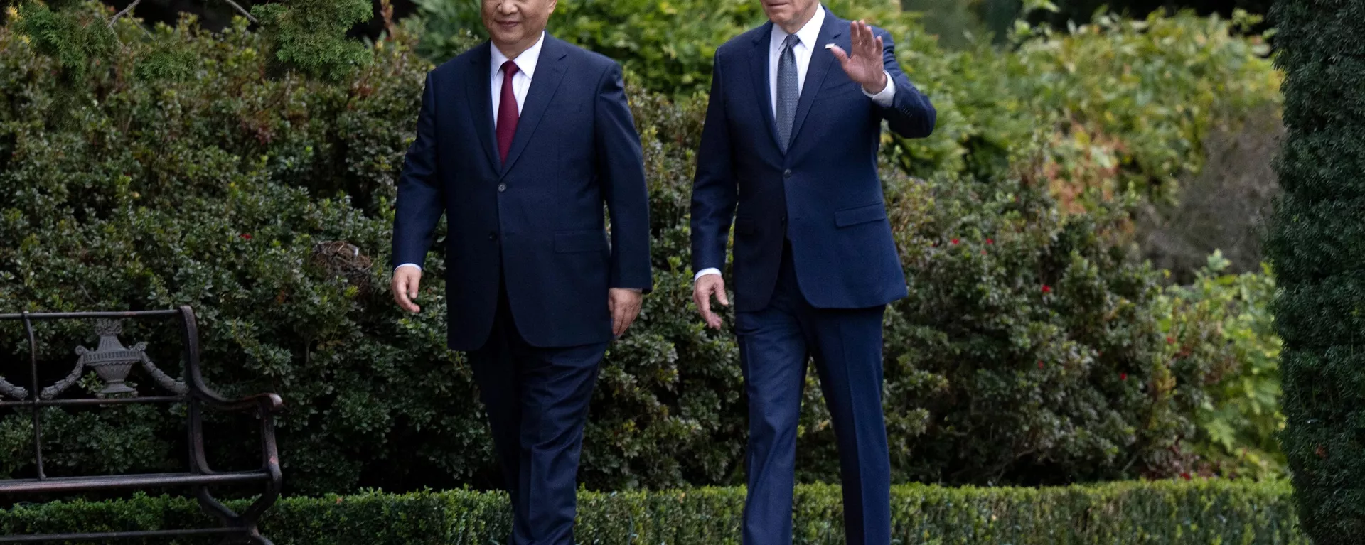 Os presidentes dos EUA, Joe Biden (à direita), e da China, Xi Jinping, após reunião durante a semana dos líderes da Cooperação Econômica Ásia-Pacífico (APEC, na sigla em inglês) em Woodside, Califórnia, em 15 de novembro de 2023 - Sputnik Brasil, 1920, 20.12.2023