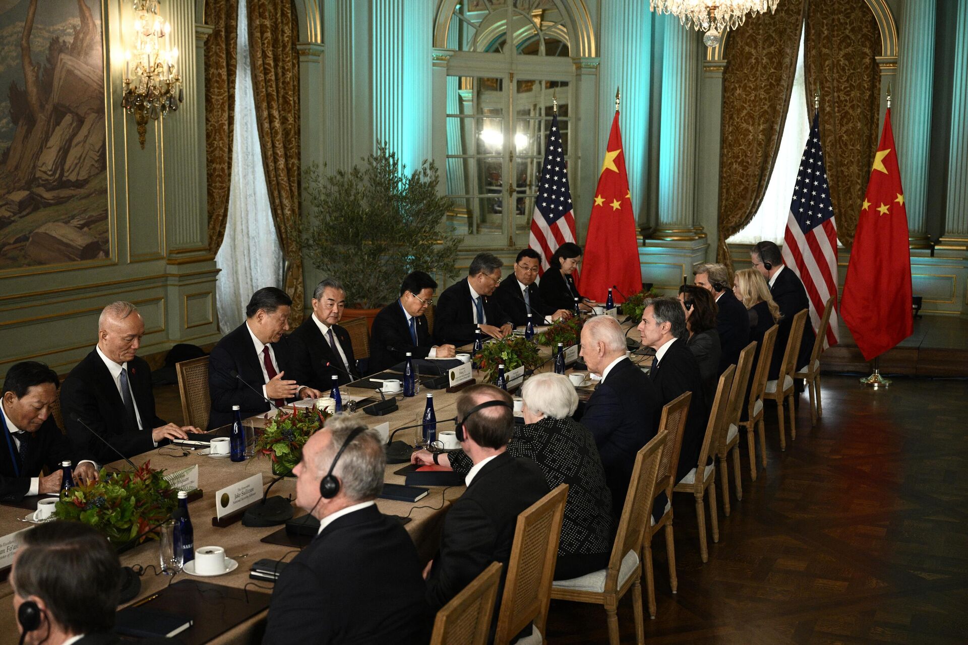 Comitivas dos EUA e da China durante a semana dos líderes da Cooperação Econômica Ásia-Pacífico (APEC, na sigla em inglês) em Woodside, Califórnia, em 15 de novembro de 2023 - Sputnik Brasil, 1920, 20.12.2023