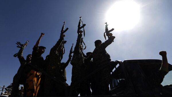Combatentes houthis recém-recrutados em veículo militar durante reunião em Sanaa, Iêmen, 3 de janeiro de 2017 - Sputnik Brasil