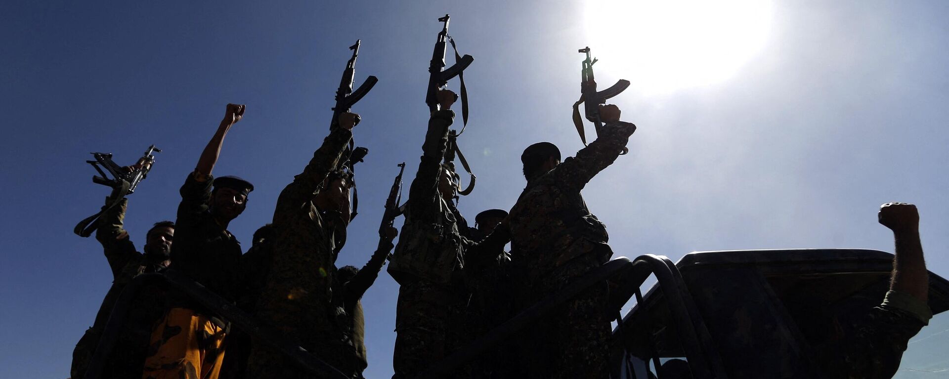 Combatentes houthis recém-recrutados em veículo militar durante reunião em Sanaa. Iêmen, 3 de janeiro de 2017 - Sputnik Brasil, 1920, 18.01.2024