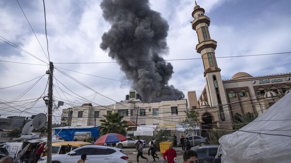 Fumaça sobe após bombardeio israelense em Rafah, no sul da Faixa de Gaza, 20 de dezembro de 2023 - Sputnik Brasil