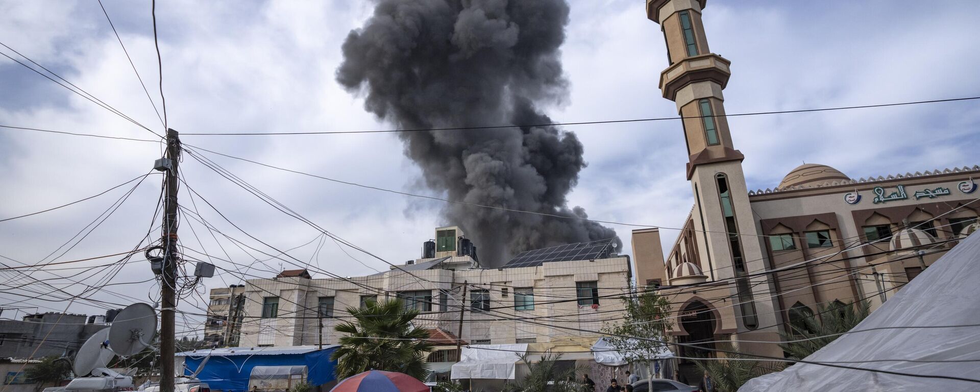 Fumaça sobe após bombardeio israelense em Rafah, no sul da Faixa de Gaza, 20 de dezembro de 2023 - Sputnik Brasil, 1920, 10.02.2024