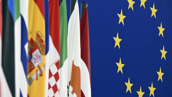 A bandeira da União Europeia (D) e as bandeiras de outras nações são retratadas no Parlamento Europeu em Estrasburgo, leste da França, 14 de dezembro de 2022 - Sputnik Brasil