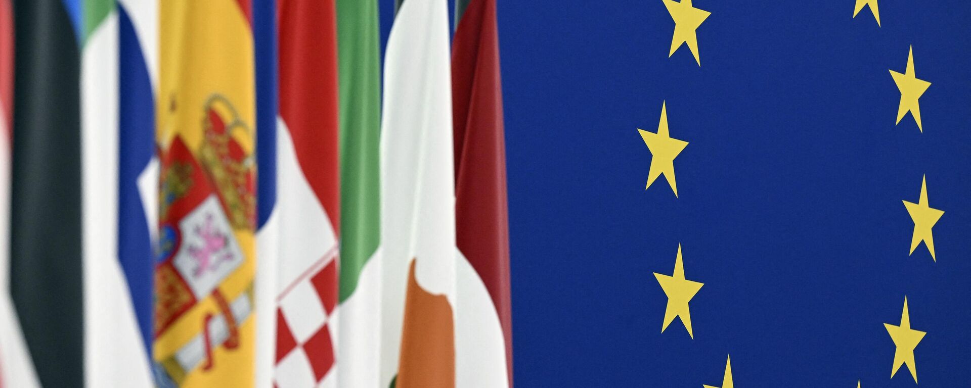 A bandeira da União Europeia (D) e as bandeiras de outras nações são retratadas no Parlamento Europeu em Estrasburgo, leste da França, 14 de dezembro de 2022 - Sputnik Brasil, 1920, 21.12.2023