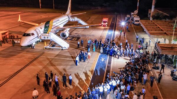 Presidente da República, Luiz Inácio Lula da Silva, durante Recepção do grupo de brasileiros e familiares resgatados na Faixa de Gaza Base Aérea de Brasília, 13 de novembro de 2023 - Sputnik Brasil