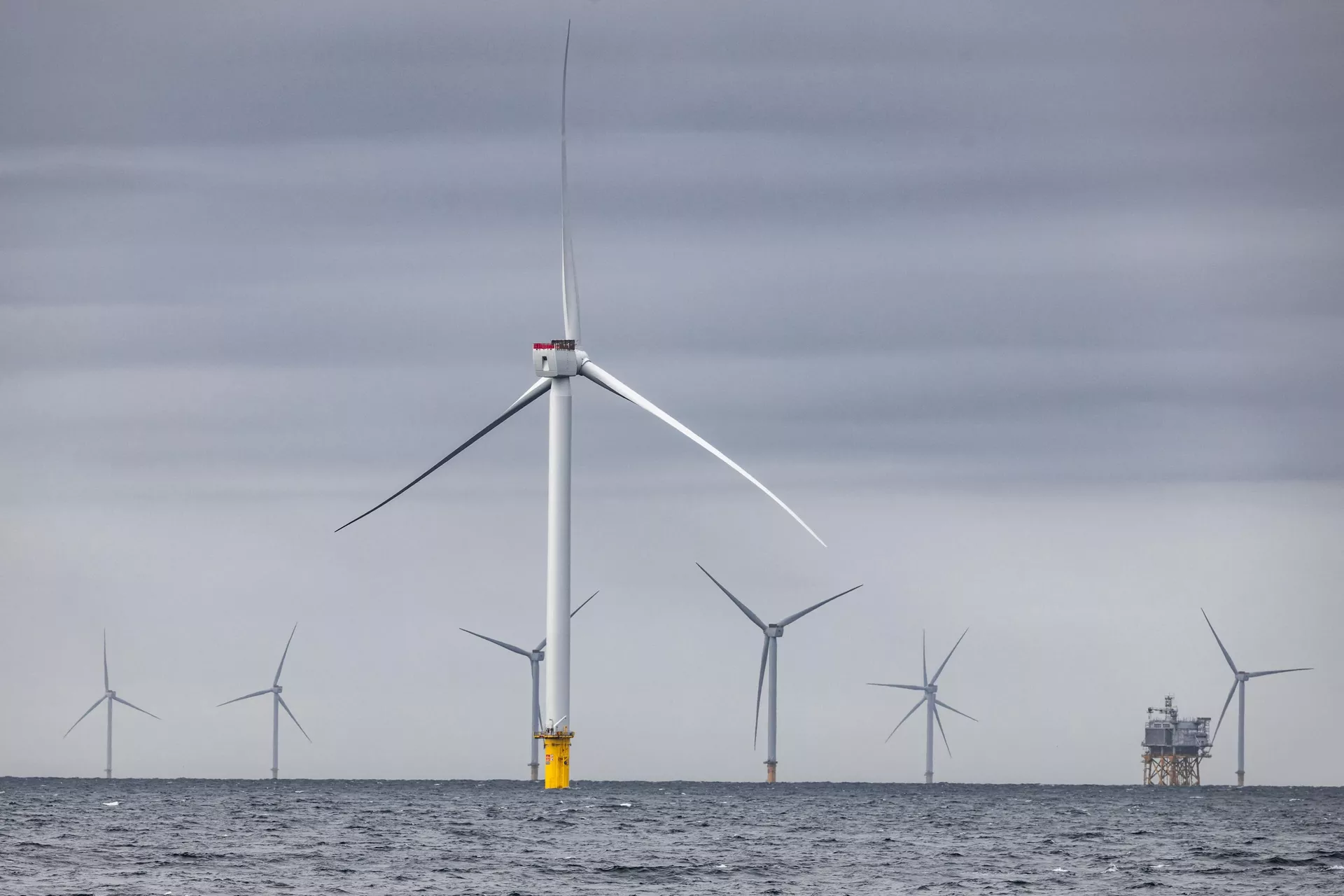 Uma visão geral mostra turbinas eólicas no mar do parque eólico Hollandse Kust Zuid de Vattenfall, no mar do Norte, 25 de setembro de 2023 - Sputnik Brasil, 1920, 21.12.2023