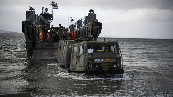 Embarcações de desembarque da Marinha Real Holandesa participam do exercício militar internacional Cold Response 22, em Sandstrand, ao norte da Noruega, em 21 de março de 2022 - Sputnik Brasil