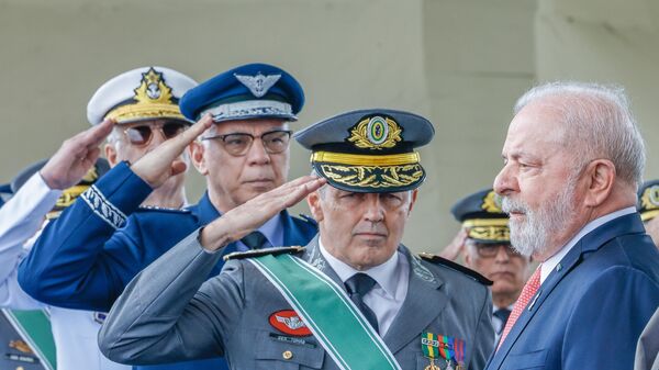 O presidente Luiz Inácio Lula da Silva (à direita) durante cerimônia do Dia do Exército, no Quartel-General do Exército. Brasília (DF), 19 de abril de 2023 - Sputnik Brasil