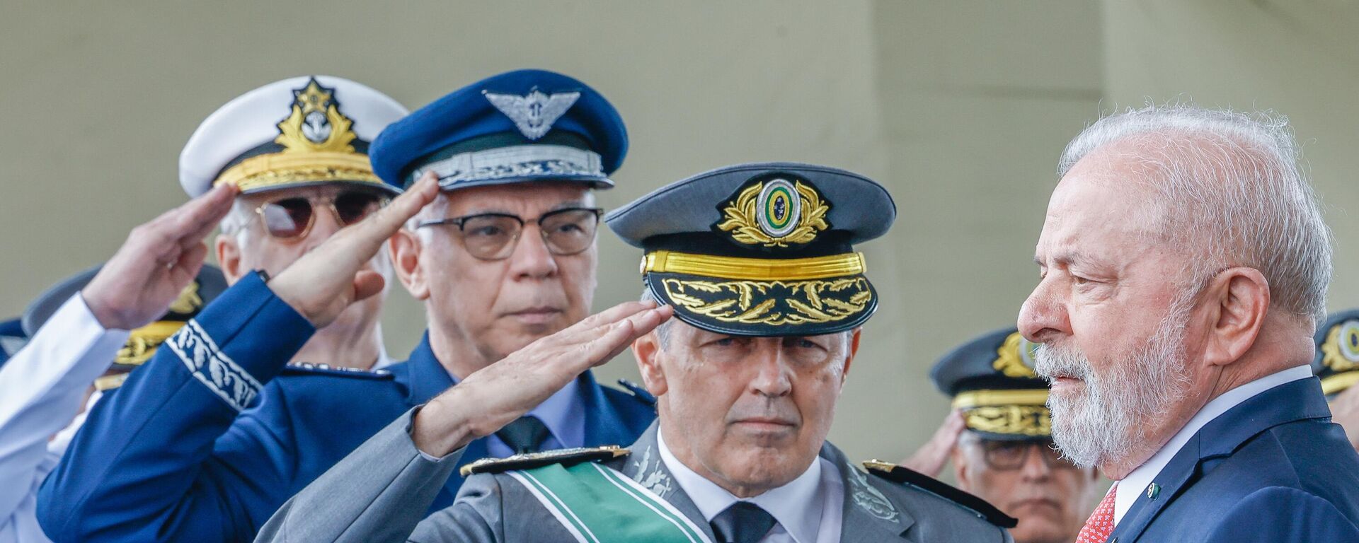 O presidente Luiz Inácio Lula da Silva (à direita) durante cerimônia do Dia do Exército, no Quartel-General do Exército. Brasília (DF), 19 de abril de 2023 - Sputnik Brasil, 1920, 22.12.2023