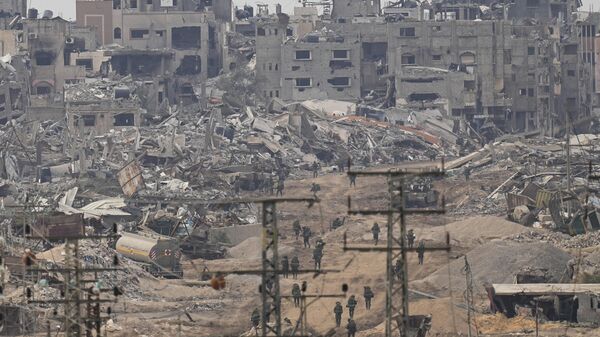 Tropas das Forças de Defesa de Israel (FDI) em meio a um bairro totalmente destruído pelos bombardeios. Faixa de Gaza, 21 de dezembro de 2023 - Sputnik Brasil