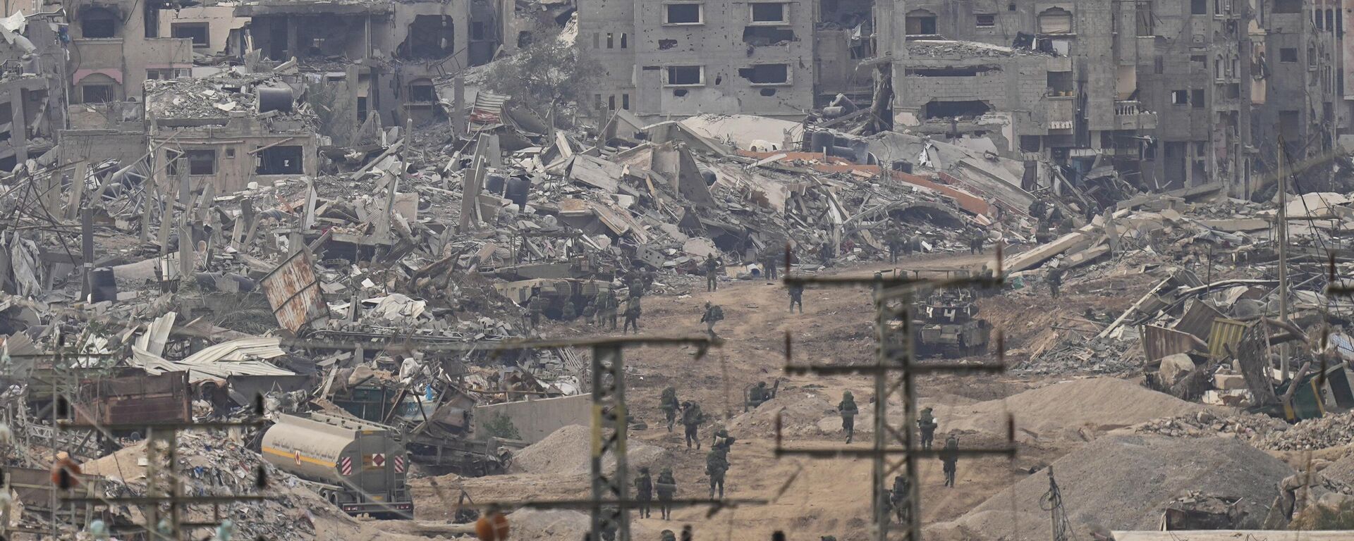 Tropas das Forças de Defesa de Israel (FDI) em meio a bairro totalmente destruído pelos bombardeios. Faixa de Gaza, 21 de dezembro de 2023 - Sputnik Brasil, 1920, 17.01.2024