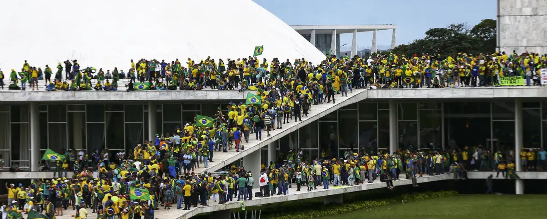 Manifestantes bolsonaristas durante a invasão das sedes dos três Poderes. Brasília (DF), 8 de janeiro de 2023 - Sputnik Brasil, 1920, 05.02.2024