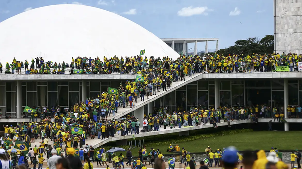 Manifestantes bolsonaristas durante a invasão das sedes dos três Poderes. Brasília (DF), 8 de janeiro de 2023 - Sputnik Brasil