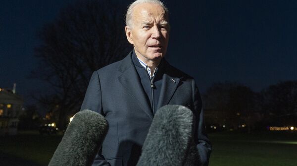 Joe Biden, presidente dos EUA, responde a pergunta de repórter a caminho da Casa Branca, em Washington D.C., EUA, em 20 de dezembro de 2023 - Sputnik Brasil