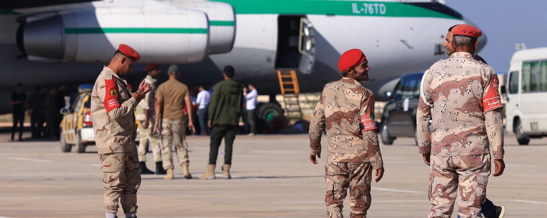 Militares supervisionam chegada de aeronave de transporte Ilyushin Il-76 do Corpo de Guardiões da Revolução Islâmica (IRGC, na sigla em inglês) transportando ajuda fornecida pelo Irã para os sobreviventes das enchentes que submergiram a cidade de Derna, no aeroporto de Benghazi, Líbia, 16 de setembro de 2023 - Sputnik Brasil, 1920, 23.12.2023