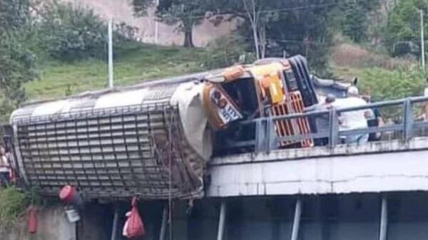 Ônibus derrubado após acidente que matou 19 pessoas na Nicarágua - Sputnik Brasil