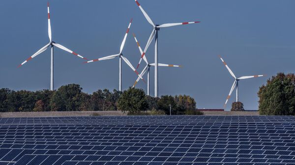 Turbinas eólicas funcionando em um parque solar em Rapshagen. Alemanha, 28 de outubro de 2021 - Sputnik Brasil