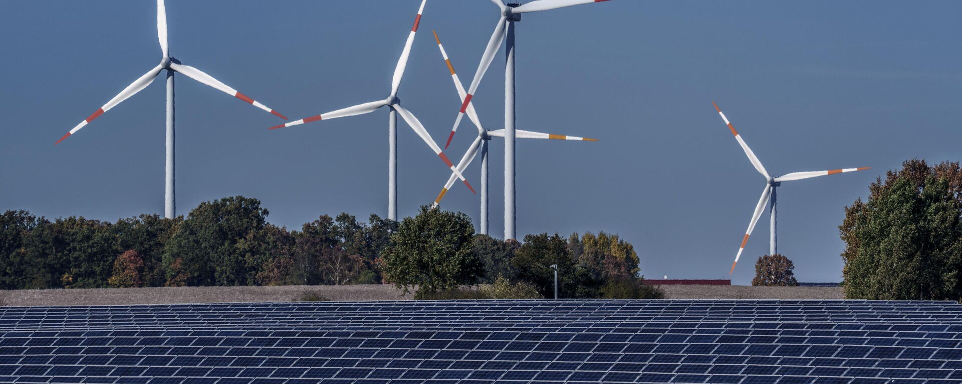 Turbinas eólicas funcionando em um parque solar em Rapshagen, Alemanha, 28 de outubro de 2021 - Sputnik Brasil, 1920, 24.12.2023