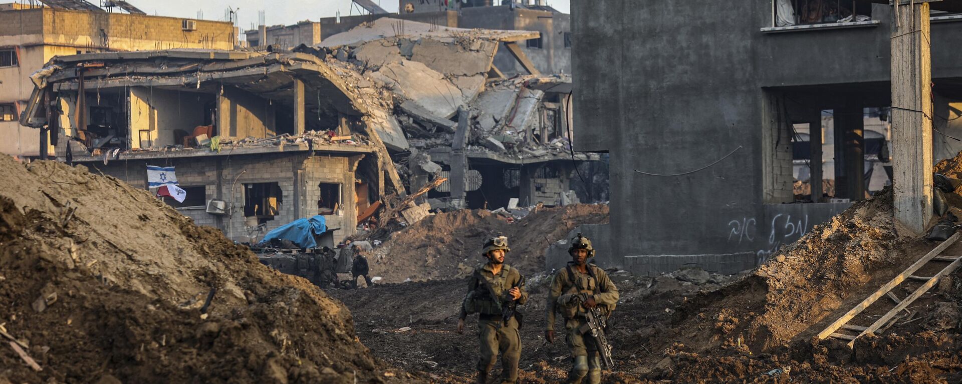 Soldados israelenses passando por edifícios danificados durante uma operação militar no norte da Faixa de Gaza, 19 de dezembro de 2023 - Sputnik Brasil, 1920, 14.01.2024