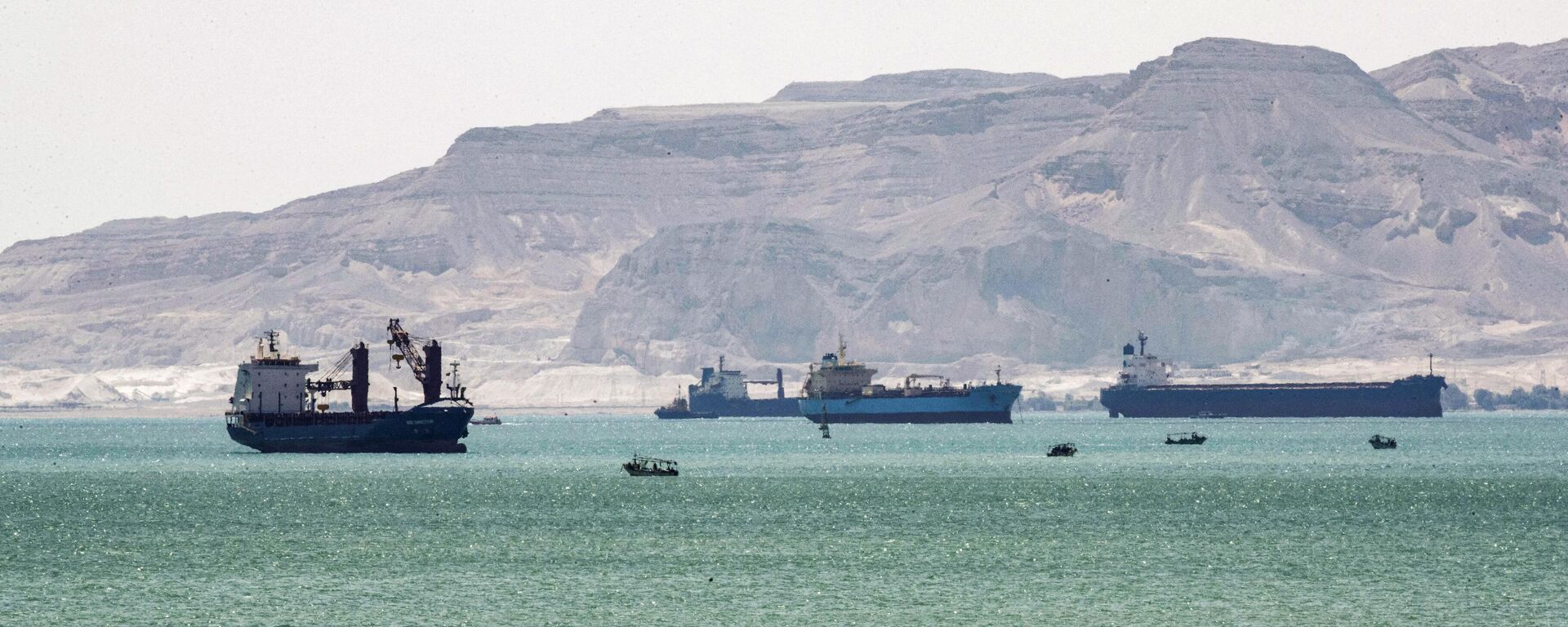 Navios-tanque e navios de carga perto da entrada do canal de Suez, na cidade portuária de Suez, no mar Vermelho. Egito, 28 de março de 2021 - Sputnik Brasil, 1920, 04.01.2024