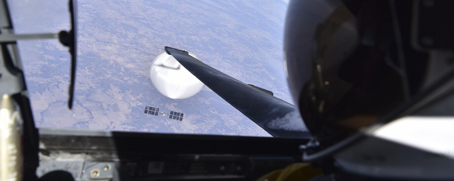 Um piloto da Força Aérea dos EUA observando o suposto balão de vigilância chinês enquanto este pairava sobre a região central continental dos Estados Unidos em 3 de fevereiro de 2023. Os esforços de recuperação começaram logo após a queda do balão - Sputnik Brasil, 1920, 24.12.2023