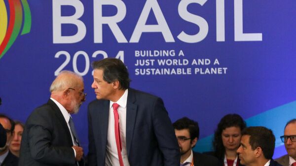 O presidente Luiz Inácio Lula da Silva e o ministro da Fazenda Fernando Haddad na sessão de Sherpas do G20, no Palácio do Itamaraty, Brasília, em 13 de dezembro de 2023. - Sputnik Brasil
