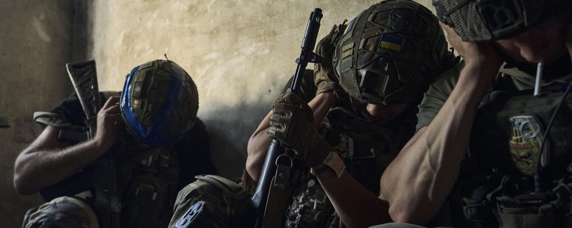 Soldados ucranianos cobrem os ouvidos para se protegerem do bombardeio de tanques russos em um abrigo na linha de frente na região de Zaporozhie. Ucrânia, 2 de julho de 2023 - Sputnik Brasil, 1920, 11.04.2024