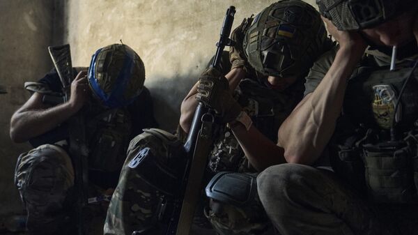 Soldados ucranianos cobrem os ouvidos para se protegerem do bombardeio de tanques russos em um abrigo na linha de frente na região de Zaporozhie. Ucrânia, 2 de julho de 2023 - Sputnik Brasil