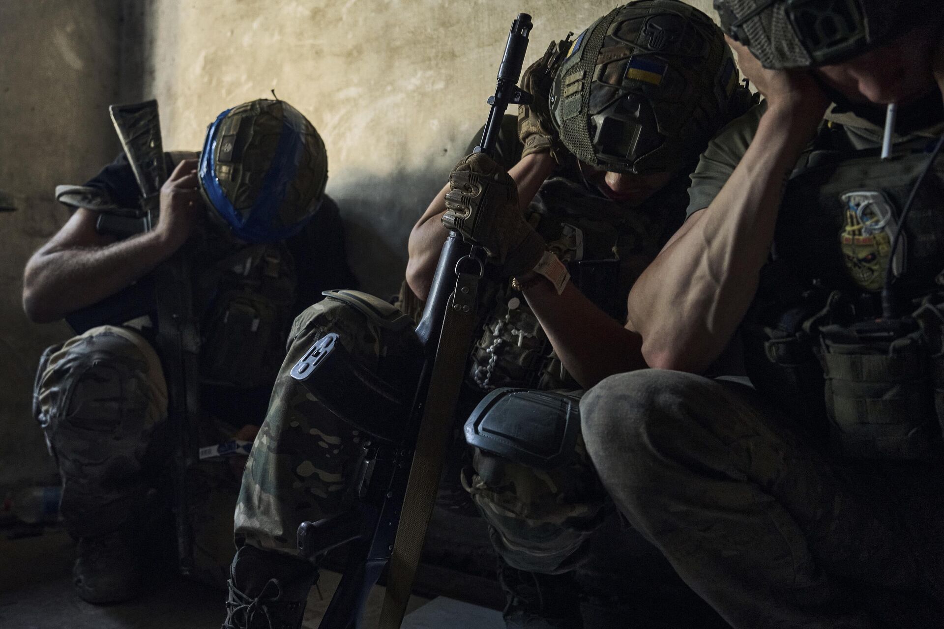 Soldados ucranianos cobrem os ouvidos para se protegerem do bombardeio de tanques russos em um abrigo na linha de frente na região de Zaporozhie. Ucrânia, 2 de julho de 2023 - Sputnik Brasil, 1920, 21.03.2024