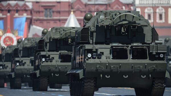 Um sistema de mísseis Tor-M2U é exibido durante o ensaio completo do desfile do Dia da Vitória na Praça Vermelha, Moscou, Rússia - Sputnik Brasil