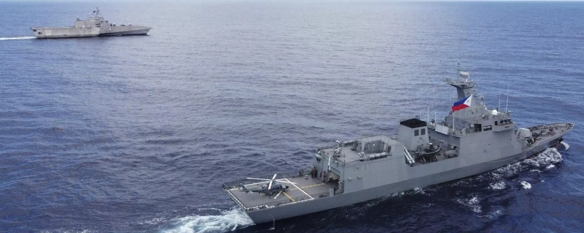 Navio filipino BRP Jose Rizal (FF150, em primeiro plano) e navio americano USS Gabrielle Giffords (LCS 10, em segundo plano) durante exercício tático entre as Filipinas e os EUA no mar das Filipinas, em 23 de novembro de 2023 - Sputnik Brasil, 1920, 25.12.2023