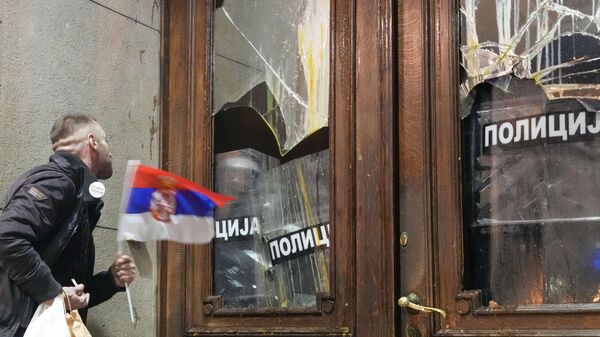 Policiais guardam o prédio do conselho municipal de Belgrado em meio a ataques de oposicionistas, Sérvia, 24 de dezembro de 2023 - Sputnik Brasil