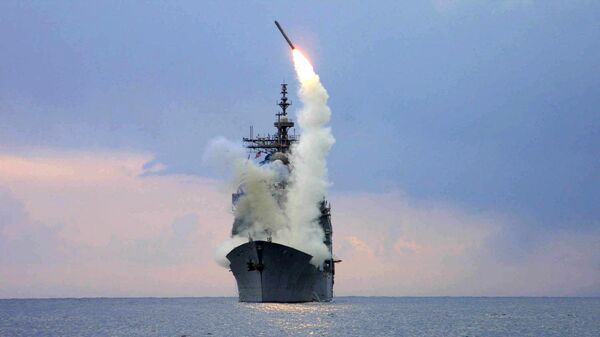 Folheto da Marinha dos EUA divulga imagem do míssil de ataque terrestre Tomahawk (TLAM) sendo lançado do cruzador de mísseis guiados USS Cape St. George, no mar Mediterrâneo, 23 de março de 2003 - Sputnik Brasil