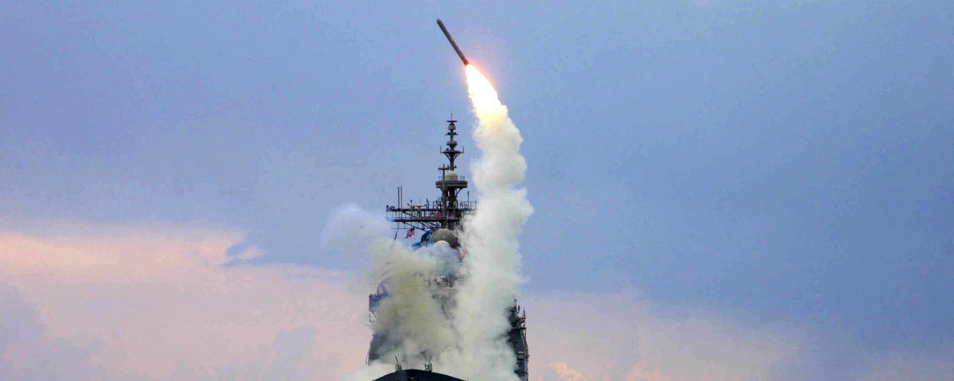 Folheto da Marinha dos EUA divulga imagem do míssil de ataque terrestre Tomahawk (TLAM) sendo lançado do cruzador de mísseis guiados USS Cape St. George, no mar Mediterrâneo, 23 de março de 2003 - Sputnik Brasil, 1920, 26.12.2023