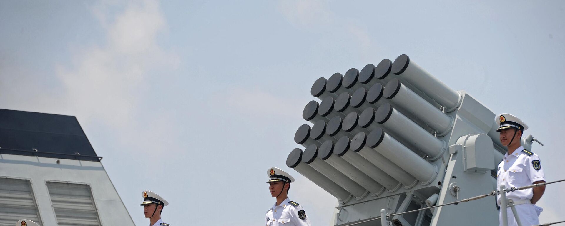 Membros da tripulação da Marinha Chinesa em posição de sentido no convés do navio da marinha chinesa Wei Fang enquanto ele se aproxima do cais no porto do Terminal Internacional de Mianmar Thilawa (MITT), nos arredores de Yangon, 23 de maio de 2014 - Sputnik Brasil, 1920, 26.12.2023