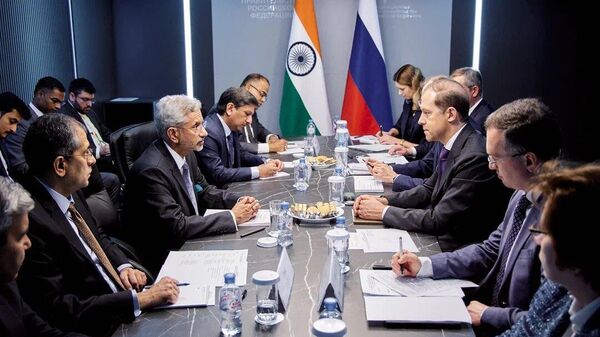 Denis Manturov (ao centro da mesa, à direita), ministro da Indústria e Comércio da Rússia, e Subrahmanyam Jaishankar, ministro das Relações Exteriores da Índia (de frente para Manturov), durante reunião em Moscou, em 26 de dezembro de 2023 - Sputnik Brasil