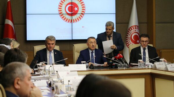 Fuat Oktay, do Comitê de Relações Exteriores da Grande Assembleia Nacional da Turquia, preside uma sessão do comitê no TBMM em Ancara. Turquia, 26 de dezembro de 2023 - Sputnik Brasil