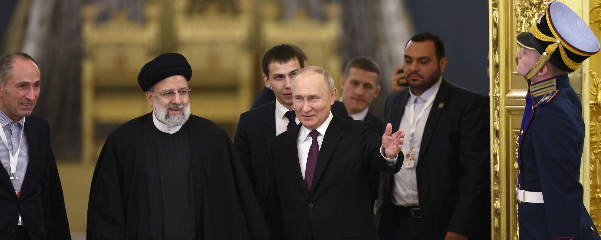 O presidente russo, Vladimir Putin (com a mão estendida), e o presidente iraniano, Ebrahim Raisi (ao lado de Putin), chegam para um almoço de trabalho no Kremlin, em Moscou, Rússia, em 7 de dezembro de 2023 - Sputnik Brasil, 1920, 27.12.2023