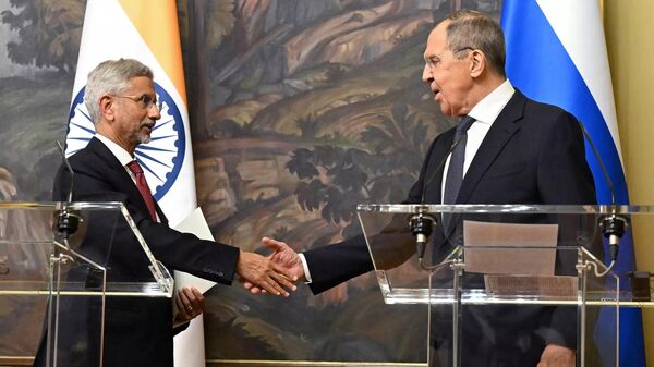 Sergei Lavrov (à direita), ministro das Relações Exteriores da Rússia, cumprimenta seu homólogo indiano, Subrahmanyam Jaishankar, durante coletiva em Moscou. Rússia, 27 de dezembro de 2023 - Sputnik Brasil