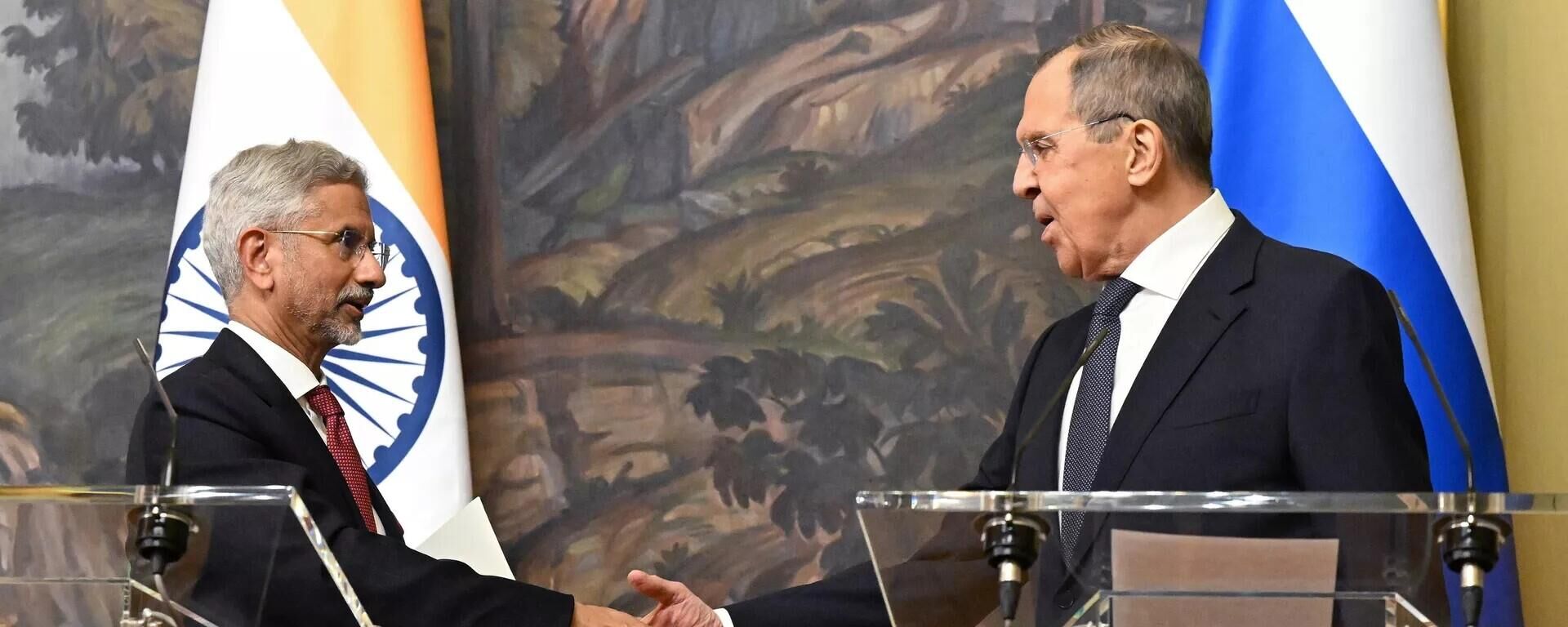 Sergei Lavrov (à direita), ministro das Relações Exteriores da Rússia, cumprimenta seu homólogo indiano, Subrahmanyam Jaishankar, durante coletiva em Moscou. Rússia, 27 de dezembro de 2023 - Sputnik Brasil, 1920, 27.12.2023