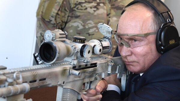 Vladimir Putin, presidente russo, porta um rifle de precisão Chukavin durante visita ao centro de tiro da Kalashnikov, em 19 de setembro de 2018 - Sputnik Brasil
